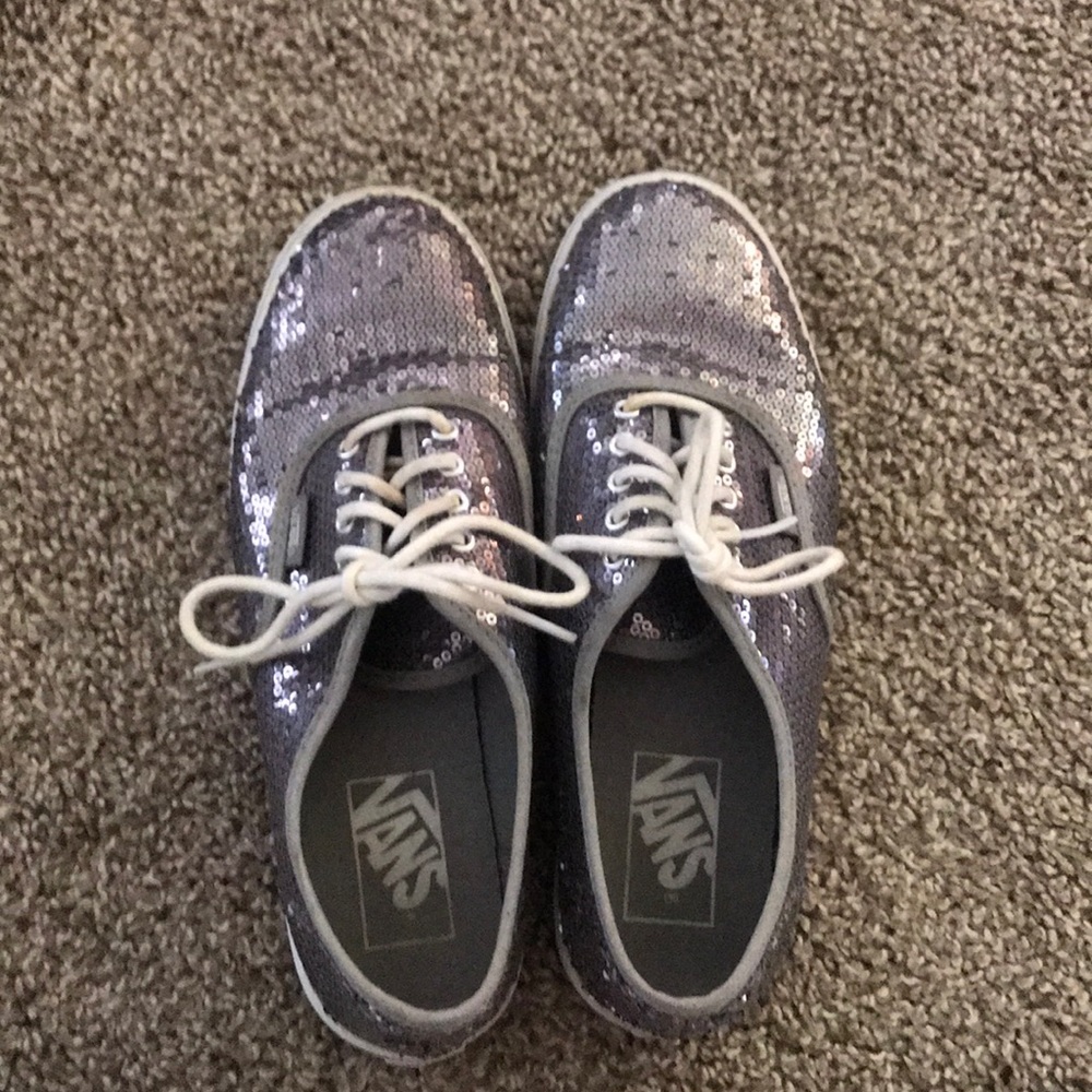 Women’s size 7, men’s 5.5